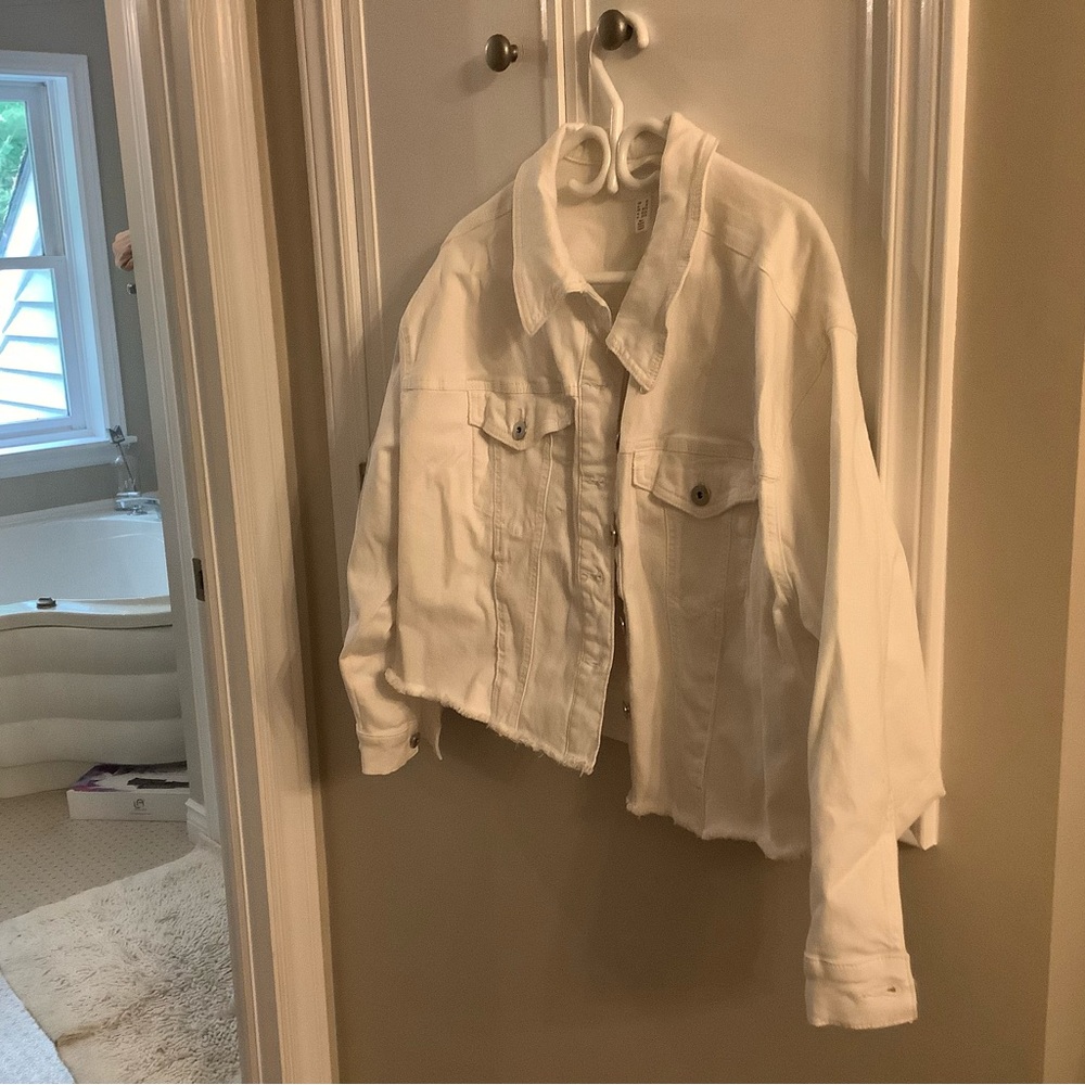 White Stretch Denim Jacket with Raw Edge bottom hem .Addition Elle - Picture 4 of 5